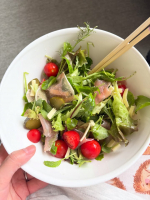 減塩梅こんぶ茶を飲んでみたよ🍵粉末タイプで水にも溶けやすく料理にも使いやすい！キンキンに冷やしても美味しいしお湯で飲んでも温まるよ🤍料理にも使えるから私はサラダにかけたよ🥗今年の夏も暑い&hellip;のInstagram画像