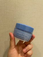 水色のボトルが特徴のパーフェクトワン アクアキープジェル。見た目は白いクリームっぽいけど、肌にのせるとスッと広がる不思議な感覚のジェル。なじむとピタッと密着する&ldquo;サラもち&rdquo;な仕上がりが心地いい◎&hellip;のInstagram画像