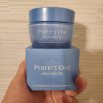 【PERFECT ONE AQUA KEEP GEL】見た目結構濃厚そうなジェル✨使用感はみずみずしいのに 、ベタつかなく仕上がりはしっとり❣️ 朝使えそうな使い心地です🫧 ⁡スパチュラも付いていて衛&hellip;のInstagram画像