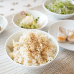 今日のランチ✨話題沸騰中の成分「エルゴチオネイン」が豊富に含まれる健康食品@shojusen_shochan 永命極（えいめいきわみ）を使って、ごぼうご飯を炊いてみましたぁ！①白米1カッ&hellip;のInstagram画像