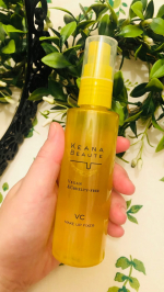 ケアナボーテ 毛穴肌メイクアップ フィクサーVCを使ってみました☘️元気が出るイエローのボトルに入っています🧡スプレータイプ🎀５種類のビタミンC誘導体が入っているんですよ。多いですよね！香り&hellip;のInstagram画像