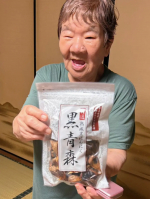 モニプラの黒青森のモニターに選んでいただいたため、レビューさせていただきます。まず、にんにくの見た目が黒いことに驚きました。熟成すると白いにんにくが黒くなるんですね。袋を開けると、フワッとにんにくの香&hellip;のInstagram画像