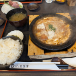 家族でお盆にいただいた一品☆カツ専門店で揚げたてのカツも気になったけれど、敢えてのカツ煮にしてみました。湯気がモクモク、伝わるでしょうか？そしてなぜかお刺身も有名なお店のようでしたので、マグロの&hellip;のInstagram画像