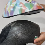 「ママ、とれたー！」って持ってきたヘルメットを見たら、カバーがパカッと外れてる😳💦新しいヘルメットが届くまで、どうしようかな&hellip;と思っていたところ、ウルトラハード パーフェクトテープ 両&hellip;のInstagram画像