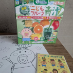 こどもフルーツ青汁（緑）こどもフルーツ青汁✕はなかっぱコラボパッケージ毎日見ているアニメだから、こどもの食いつきすごい✨ぬりえやシールもついているからこどももすごく喜んでいました♪5歳&hellip;のInstagram画像