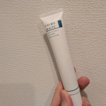 最近使っているスキンケアアイテム♡【薬用カルムズホワイト 25g】毎日の保湿ケアに一ヶ月取り入れてみました🌿こっくりしすぎないクリームで、肌になじませやすいテクスチャー。乾燥が気になる&hellip;のInstagram画像