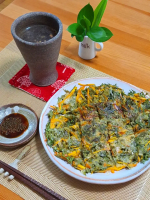 .実家の家庭菜園の葉付き人参で🥕新鮮なうちに、葉っぱをたーっぷりと使ったチヂミ卵は使わずに、材料は薄力粉、片栗粉、人参葉、人参、チーズそこに、いつもは鶏ガラスープの素と塩で味つけするのですが&hellip;のInstagram画像