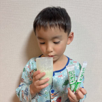 🥬喜んでフルーツ青汁を飲む息子たち🤣牛乳割りがヒットしたのか毎日飲んでます😂みてたら私も飲みたくなっちゃうのよね〜フルーツの甘味もあって美味しい🤤大人も小腹満たしにいい感じ笑#PR&hellip;のInstagram画像