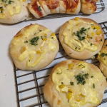 娘と一緒にコーンマヨネーズパンを作りました🥐ふんわり美味しくできたのでまた作りたいです✨️#PR #野菜をMOTTO #スープギフト #お歳暮ギフト #moniplaのInstagram画像
