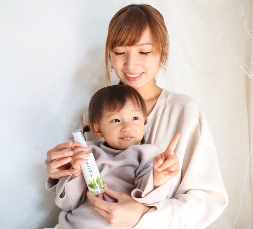 エスプライムローションを使っている親子の写真