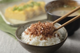 「鰹と有機ごまのふりかけ ＜化学調味料無添加＞（株式会社まるじょう）」の商品画像