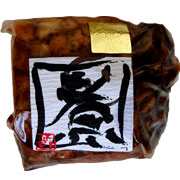 「讃岐こめ豚使用！手造りくるくる煮豚（ブロック）＜250ｇ＞特製甘タレ付き　冷凍（小豆島お肉の山下屋（山下食鳥合資会社））」の商品画像