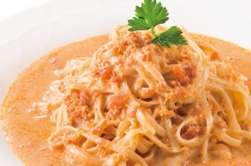 「生スパゲティ＆紅ズワイガニのトマトクリームソース（株式会社ポポラマーマ）」の商品画像