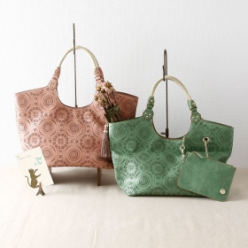 「カシュカシュ cachecache(エスニック柄パンチングトート)（株式会社 アンビリオン）」の商品画像