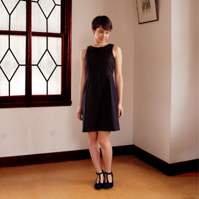 「バックVネッククラシックワンピース（株式会社MUMU）」の商品画像