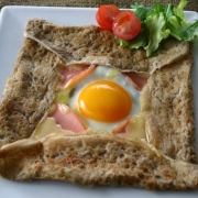 「ハムとチーズのそばガレット（株式会社越前そば）」の商品画像