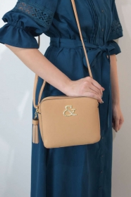 「タッセル付スクエアショルダーバッグ（株式会社サンエー・ビーディー）」の商品画像