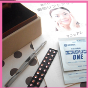 「劇的リフトアップ!!話題の耳ツボシール（フラワーシューズアパートメント）」の商品画像