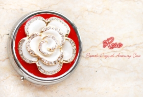 「＜携帯小物入れ　バラ＞ 小物入れ　アクセサリーケース　ピルケース（株式会社ピィアース）」の商品画像