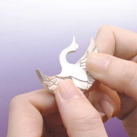 「錫箸置き 向かい鶴 〔幅5&times;奥行2.8&times;高さ1cm&times;2個〕 箸置き 食器（株式会社ふるさとサービス）」の商品画像の4枚目