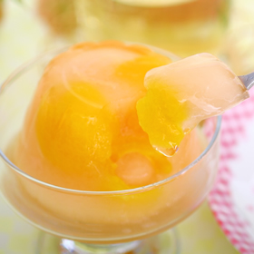 「亀屋本店のまるごとびわゼリー（４粒）２カップ入り （そのまんま通販）」の商品画像