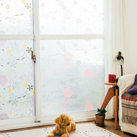 「【kraso】窓いっぱいのお花畑　花咲くウィンドウデコ　断熱シートの会（株式会社フェリシモ）」の商品画像の1枚目