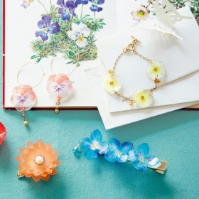 「魔法のようにお花が仕上がる　透け感がきれいなプラバンアクセサリーの会（株式会社フェリシモ）」の商品画像