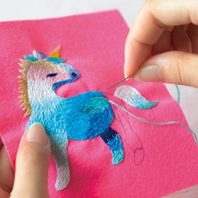 森の中で見つけた色のファンタジー　ぬり絵みたいなざくざく刺しゅうブローチの会の商品画像