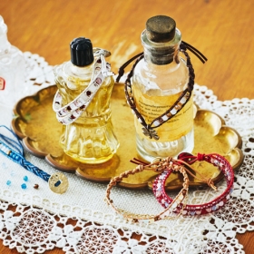 「天然石がきらり　革ひも編みのラップブレスレットの会（株式会社フェリシモ）」の商品画像