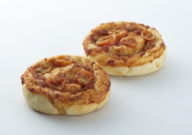 「真っ赤なトマトとチーズのパン（株式会社サンジェルマン）」の商品画像