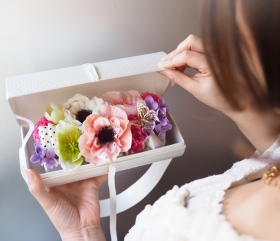 「【2014母の日】メッセージフラワーアレンジメント　フラワーバッグ パリスタイル（株式会社メリアルーム）」の商品画像