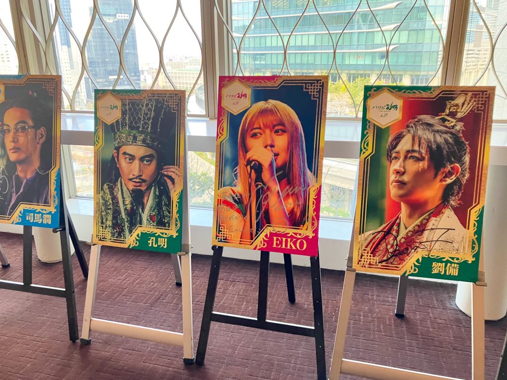 本渡楓さん 直筆サイン グラサマ グランドサマナーズ ONEPIECEパリピ孔明 キックオフパーティーサイン入りアーティストカード劇場展示決定