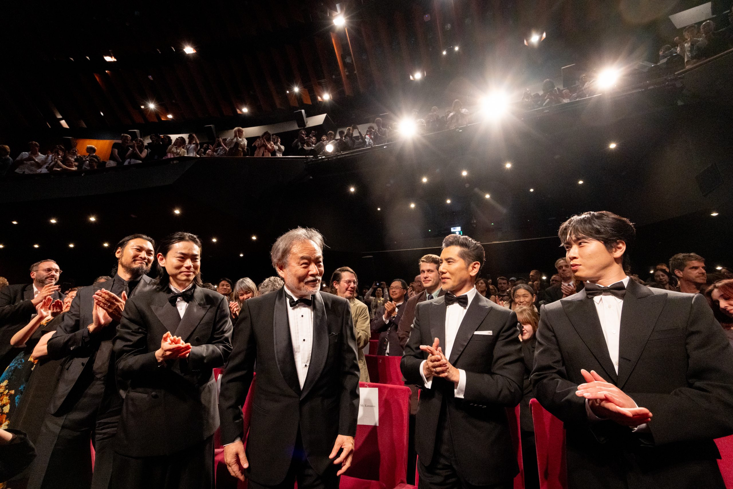 本木雅弘×菅田将暉×青木崇高×宮舘涼太×黒沢清監督 約1,000人総立ちの