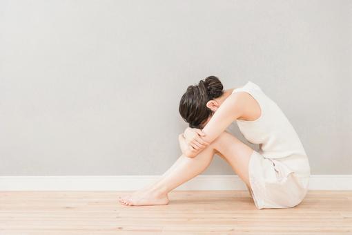 落ち込んでいる女性の写真