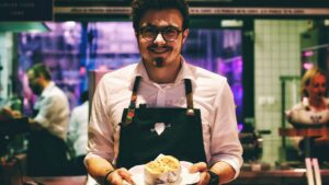 チップを払う　英語　tip the waiter
