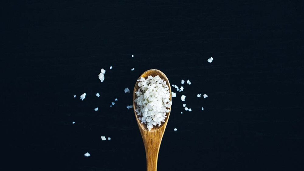 話半分に聞く　英語　take it with a grain of salt 意味