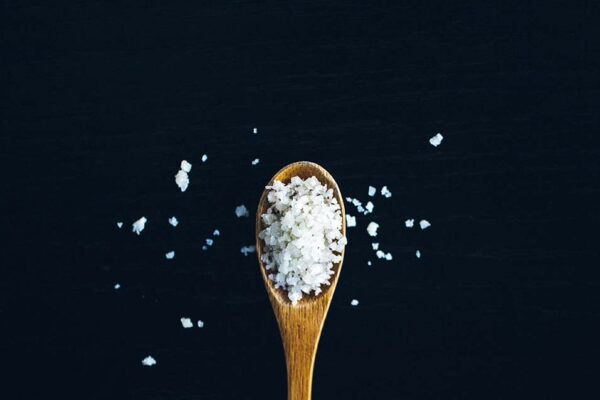 話半分に聞く　英語　take it with a grain of salt 意味