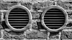 吐き出す　愚痴る　英語　vent 意味