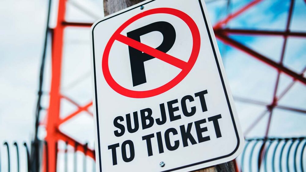 切符　駐禁を切られる　英語 get a parking ticket