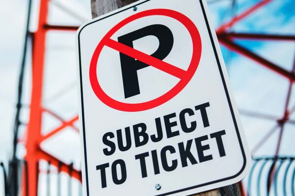 切符　駐禁を切られる　英語 get a parking ticket