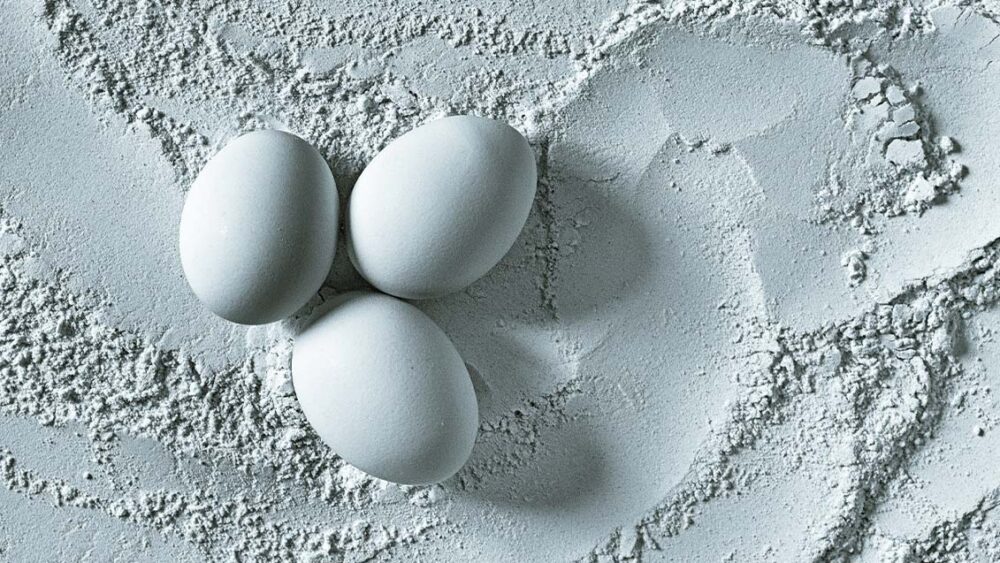 腫れ物に触るよう　英語　walk on eggshells 意味