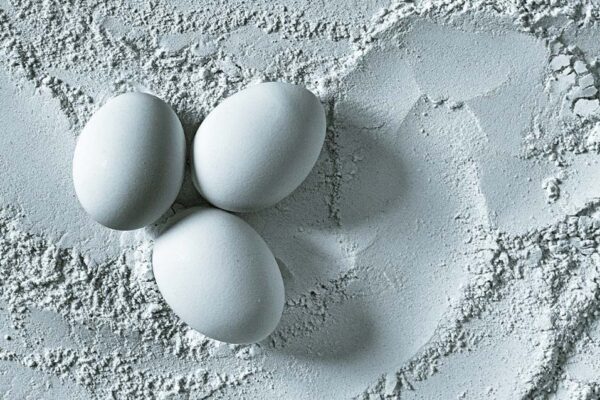 腫れ物に触るよう　英語　walk on eggshells 意味