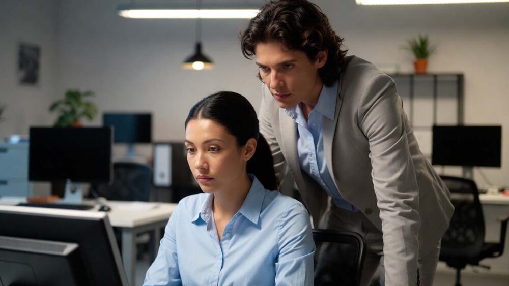 プレッシャーかけられる　英語　詰められる　英語　breathe down my neck