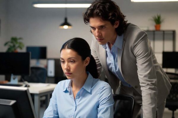 プレッシャーかけられる　英語　詰められる　英語　breathe down my neck