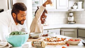 遠慮する　英語　hold back