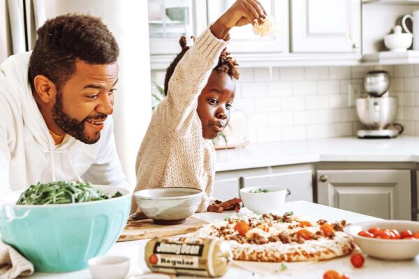 遠慮する　英語　hold back