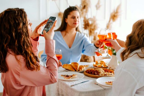 人を家に呼ぶ　招く　英語　have people over