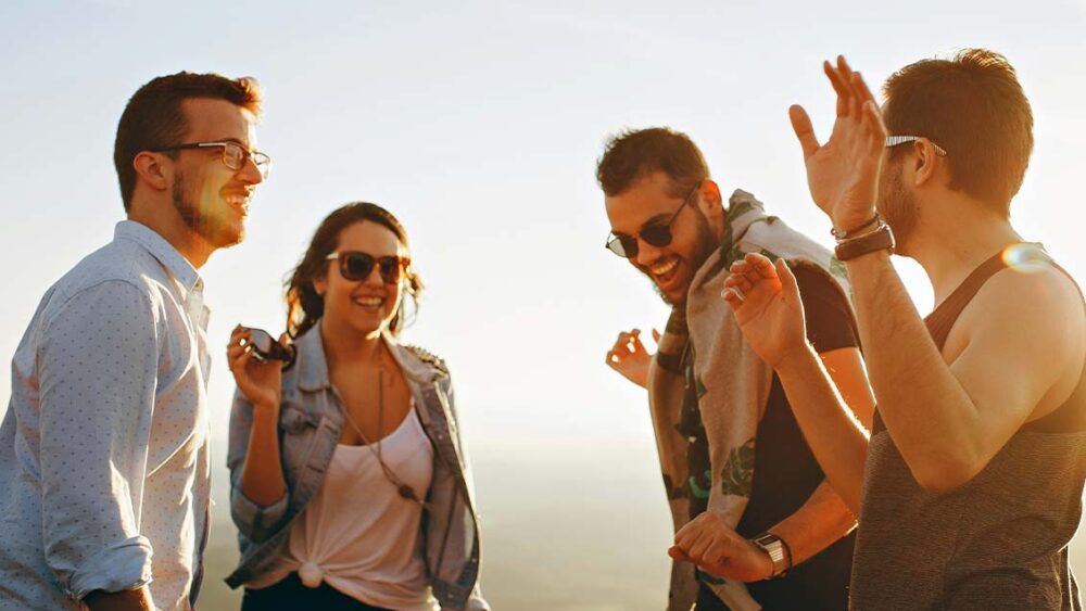 どういう知り合い？　英語　how do you know him?