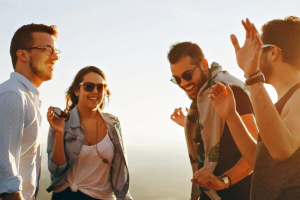 どういう知り合い？　英語　how do you know him?