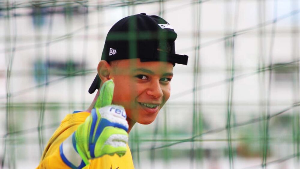 You can't get anything past him 意味　彼の目は誤魔化せない　意味